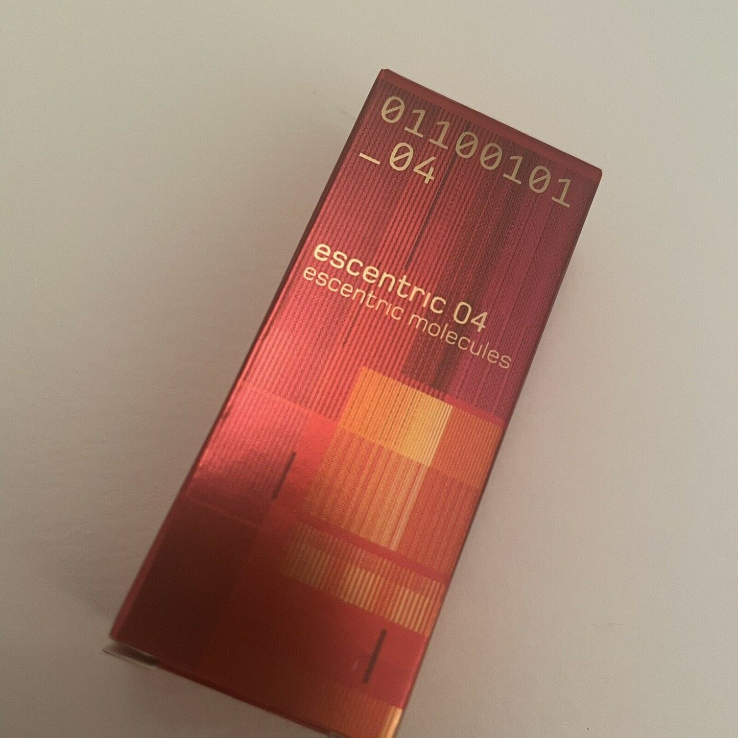 Escentric Molecules Escentric 04 2ml 0,07 fl. oz. hivatalos parfüm minta, Escentric Molecules Escentric 04 2ml 0,07 fl. oz. amostra oficial de parfém, Escentric Molecules Escentric 04 2ml 0,07 fl. oz. 官方香水样品, Mostră oficială de parfum Escentric Molec