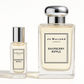 Vzorek parfému Jo Malone Raspberry Ripple o objemu 12 ml stojí vedle 100ml parfému Jo Malone Raspberry Ripple.