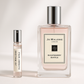 Vzorek parfému Jo Malone Raspberry Ripple 2ml stojící vedle 100ml lahvičky parfému Jo Malone Raspberry Ripple