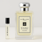 Vzorky parfému Jo Malone Silver Birch & Lavender Cologne, 6ml vzorek vůně stojící vedle 100ml lahvičky parfému Jo Malone Silver Birch & Lavender Cologne v plné velikosti
